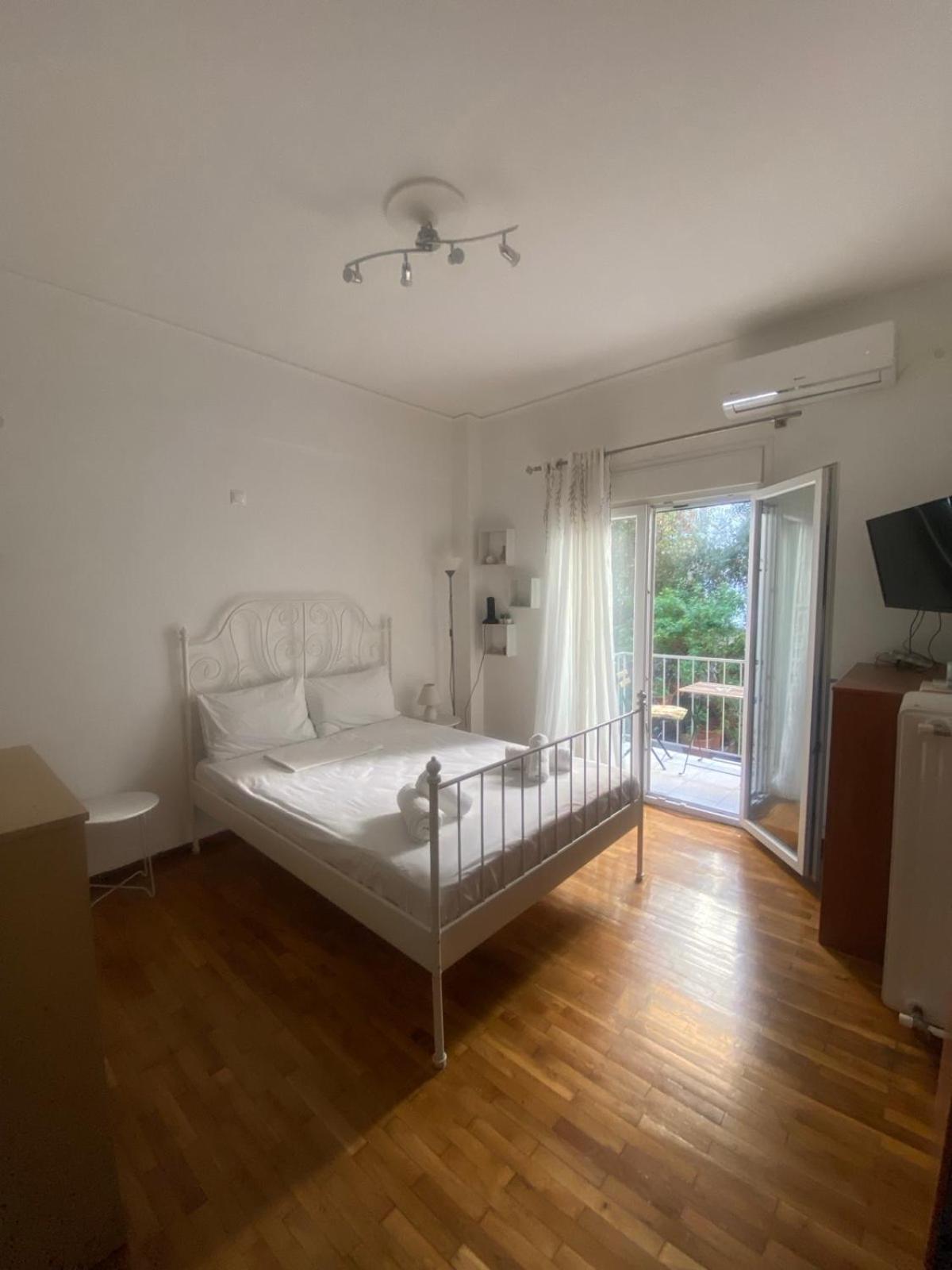 Modern, Ideally Located Studio Apartment Athens Exterior photo